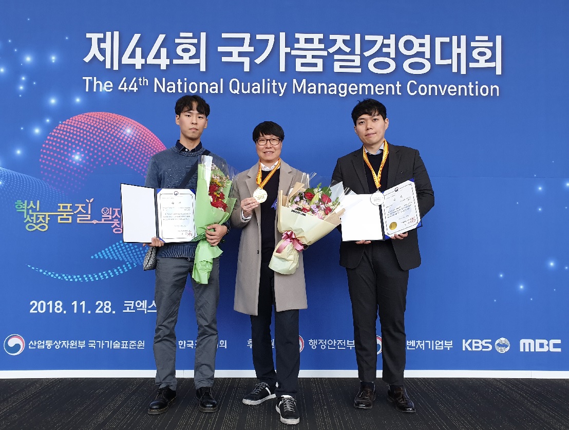 ▲‘전국품질분임조 경진대회’서 대통령상 금상 및 은상을 수상한 대웅제약 직원들이 기념촬영을 하고 있다. 왼쪽부터 ‘플레임하트‘ 분임조 윤성렬, 손영은, ’메아리‘ 분임조 손봉균.(사진제공=대웅제약)