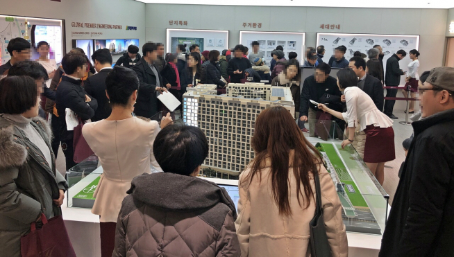 ▲힐스테이트 판교역 내 모형도에 몰린 인파(사진=현대엔지니어링)