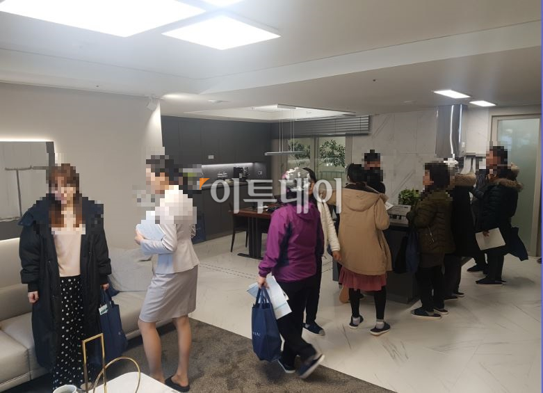▲삼성물산 ‘래미안 부천 어반비스타’ 견본주택 내부를살펴보는 방문객들 모습. 서지희 기자 jhsseo@