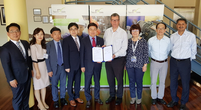▲김형근 한국가스안전공사 사장(가운데 왼쪽)과 론 킬티 테스트세이프 사장(가운데 오른쪽) 등이 30일(호주시간) 방폭인증분야 업무협약을 체결한 뒤 기념 촬영을 하고 있다.(한국가스안전공사)