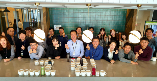 ▲2일 서울 종로구 SK서린빌딩에서 친환경 캠페인에 참여한 SK구성원들이 텀블러와 머그컵으로 ‘그린’ 이라는 글자를 만든 뒤 촬영하고 있다. (사진 제공=SK) 