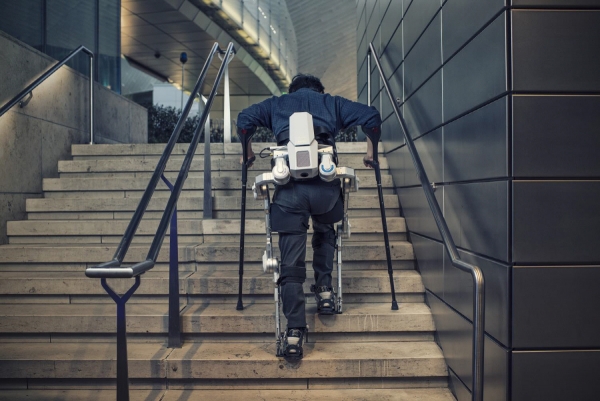 ▲현대차그룹이 로보틱스 사업에 속도를 내고 있다. 근로자를 위한 작업보조 로봇은 물론 보행이 불편한 고령자와, 하반신 마비 환자까지도 걷거나 계단을 오를 수 있도록 도와주는 ‘의료용 착용로봇(H-MEX) ’ 개발을 마쳤다. (사진제공=현대차그룹)