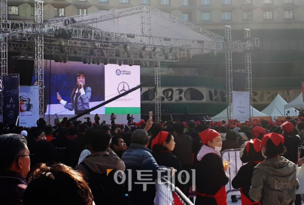 ▲가수 홍진영이 참석해 축하공연을 펼치고 있다. (이재영 기자 ljy0403@)