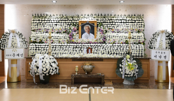 ▲故 신성일 빈소 문재인 대통령 조화(사진=사진공동취재단)