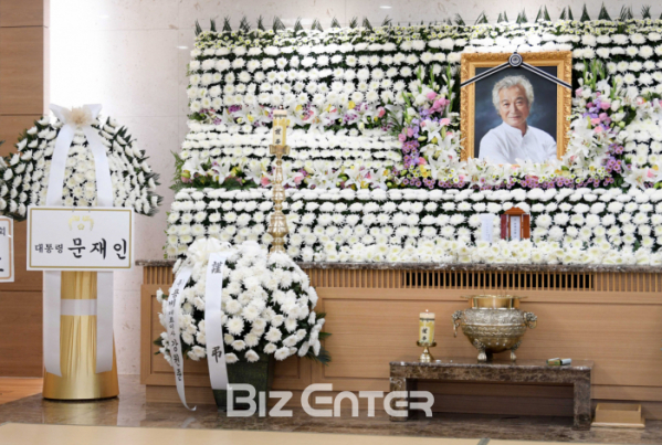 ▲故 신성일 빈소 문재인 대통령 조화(사진=사진공동취재단)