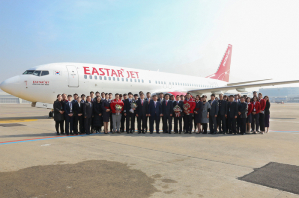 ▲5일 오전 김포국제공항 계류장에서 이스타항공 임직원 및 관계자가 참석한 가운데 신규 항공기 도입을 축하하는 ‘27호기 안전기원 도입식’을 진행했다.(사진제공=이스타항공)