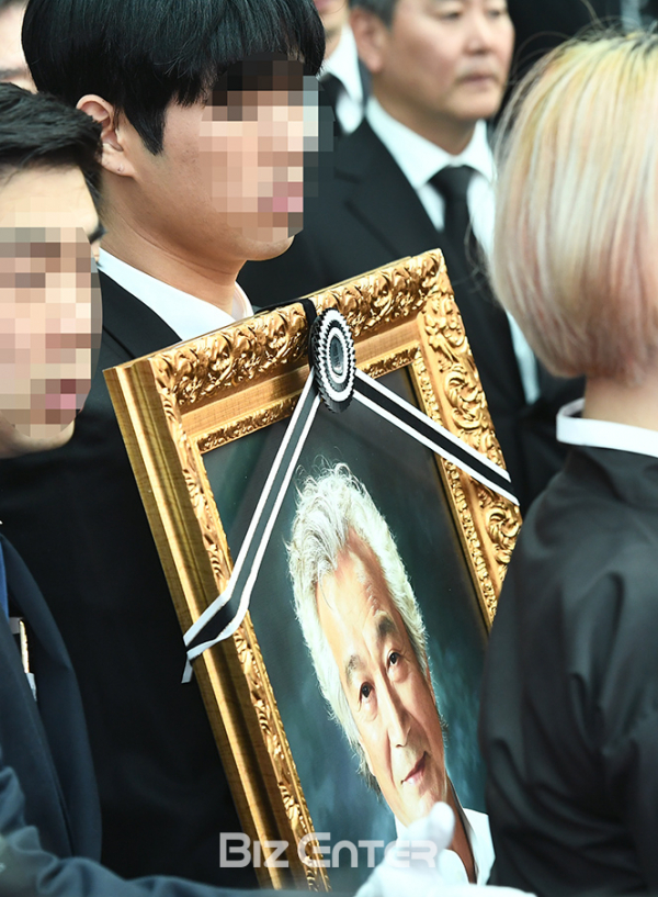 ▲고 신성일 발인(사진=고아라 기자 iknow@)