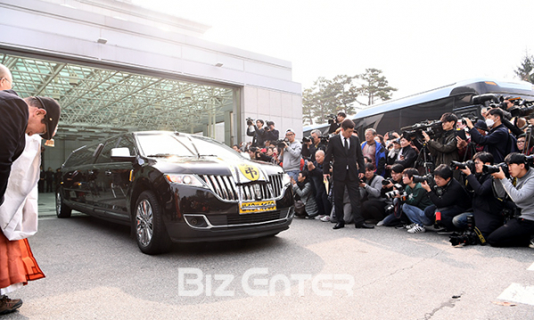 ▲고 신성일 발인(사진=고아라 기자 iknow@)