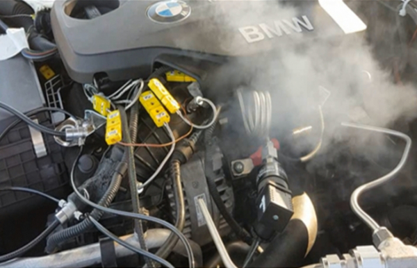 ▲BMW 민관합동조사단 조사 중 구멍난 흡기관으로 고온의 배기가스가 뿜어져 나오는 모습.(한국교통안전공단 )