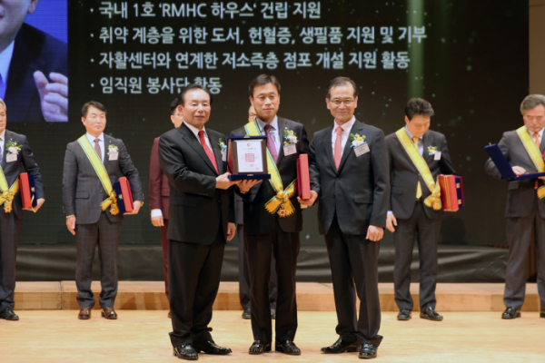 ▲GS리테일 김창운 상무(가운데)가 지난 7일(어제) 진행된 '대한민국 봉사대상'에서 대상격인 '아름다운 대한국인상'을 수상하고 있다.(GS리테일)