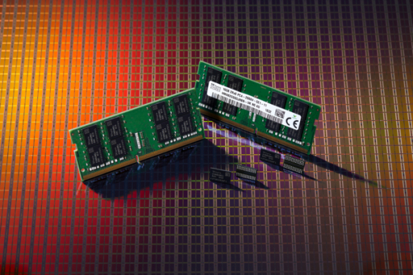 ▲SK하이닉스가 개발한 2세대 10나노급(1y) DDR4 D램(사진제공 SK하이닉스)