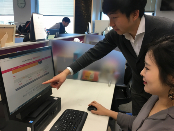 ▲독자들이 SK이노베이션이 11일 오픈한 온라인 보도매체 형태의 소통채널을 보고 있다.(사진 제공=SK이노베이션)