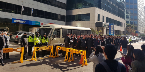 ▲카드노조는 12일 서울 여의도 더불어민주당 당사 앞에서 항의 집회를 열고 정부의 일방적인 수수료 인하 정책에 반대 의사를 밝혔다.(사진=정용욱 기자 dragon@)