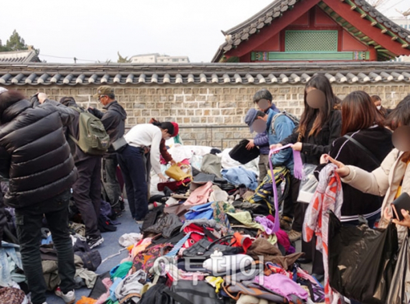 ▲금요일 오후 동묘구제시장을 찾았다. 어린 학생부터 장년층까지 '옷 무덤'에서 보물을 찾고 있다. (유정선 기자 dwt84@)