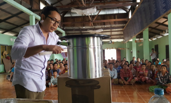 ▲GS칼텍스의 쿡스토브 지원사업 협력사인 에코아이 관계자가 미얀마 주민에게 쿡스토브를 설명하고 있다. (사진제공=GS칼텍스)
