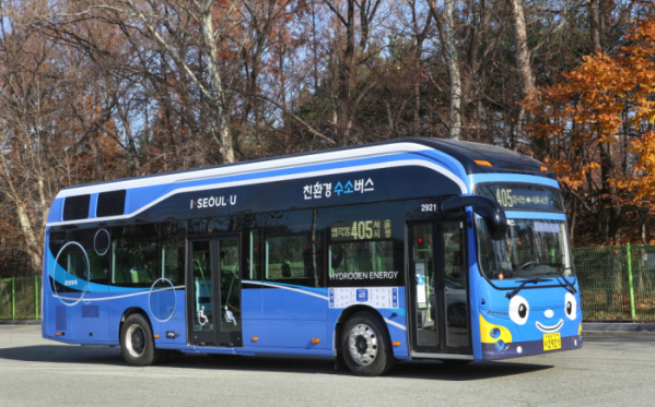 ▲현대자동차는 21일 서울 도심 시내버스 노선에 이어 내년 3월부터 전국 6곳 지자체에 현대자동차의 신형 수소전기버스가 시범 투입된다고 밝혔다. 사진은 21일부터 서울 염곡동에서 서울시청을 순환하는 왕복 총 43㎞ 구간을 달리는 405번 수소전기버스 모습. (사진제공=현대차)