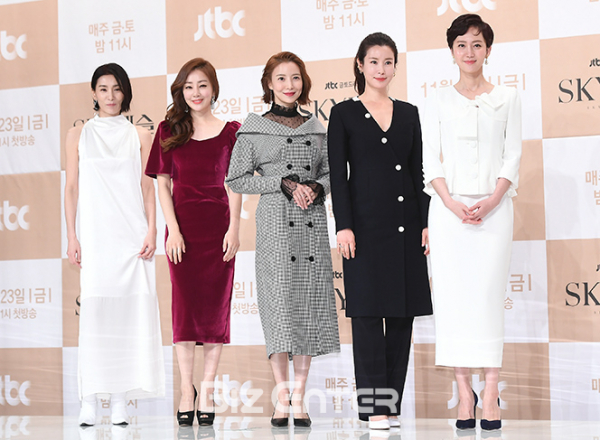 ▲김서형, 오나라, 윤세아, 이태란, 염정아(사진=고아라 기자 iknow@)