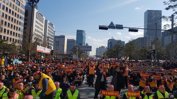▲택시기사들이 서울 여의도 국회 앞에서 ‘제2차 택시 생존권 사수 결의대회’를 열고 카풀 앱 서비스 반대를 외치고 있다. (조성준 기자 tiatio@)(이투데이DB)