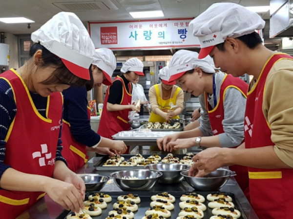 ▲안랩은 23일 경기도 성남시 대한적십자사 경기도지사 중부봉사관에서 간식을 만들어 지역 취약계층에게 전달하는 ‘안랩 베이커리’ 봉사활동을 진행했다. 사진은 안랩 직원들이 빵을 만드는 모습.(사진 = 안랩 제공)