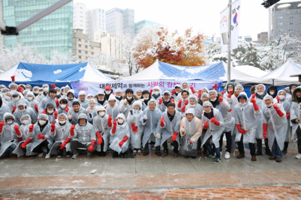 ▲대원제약 임직원들이 지난 24일 서울시 성동구청 앞 광장에서 열린 ‘2018년 사랑의 김장나누기’ 행사에서 기념사진을 촬영하고 있다.