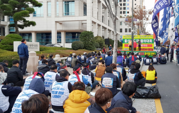 ▲현대차 노조가 지난 14일 울산시청 앞에서 광주형 일자리에 반대하는 집회를 열고 있다. (연합뉴스)