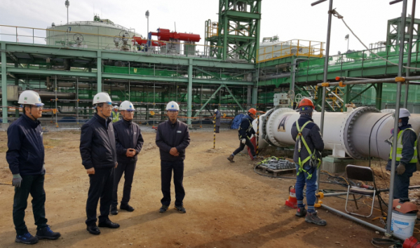 ▲김영두 한국가스공사 사장 직무대리(왼쪽 두번째)가 이달 23일 평택 LNG 생산기지에서 안전점검을 하고 있다.(한국가스공사)