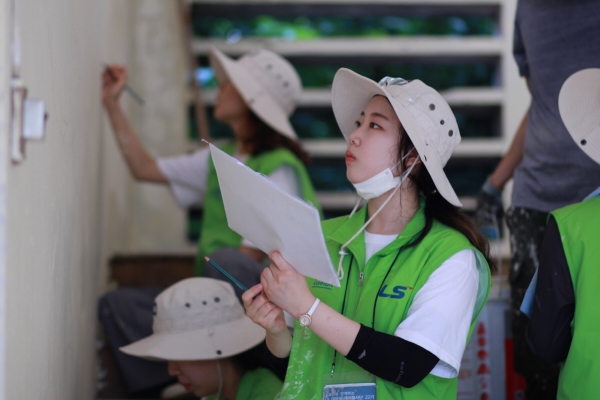 ▲LS 대학생 해외봉사단 22기 단원들이 8월 베트남 하이퐁시에서 벽화그리기 봉사활동을 하고 있다. 사진제공=LS그룹