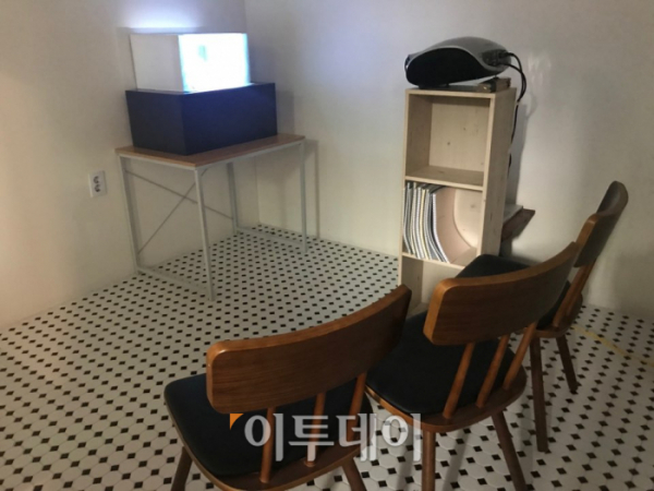 ▲영상 박스 앞에 마련된 의자는, 관람객이 의자에 앉아서 더 많은 것을 생각해볼 수 있는 기회를 제공했다. (나경연 기자 contest@)