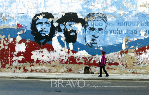 ▲쿠바혁명의 3인방이 그려진 하바나 벽화 앞에 선 필자(이화자 작가 제공)