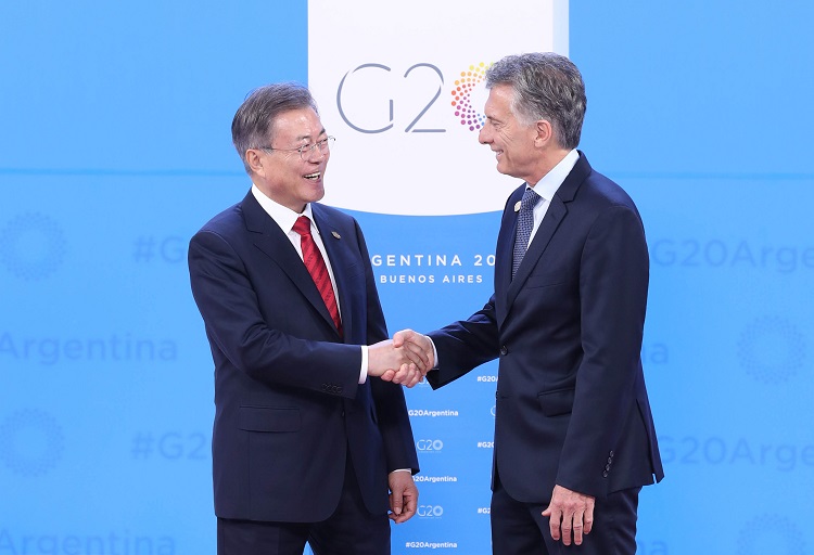 ▲문재인 대통령과 마우리시오 마크리 아르헨티나 대통령이 30일 오전(현지시간) 아르헨티나 부에노스아이레스 코스타 살게로 센터 내 G20 리트리트 회의장 앞에서 인사하고 있다. (부에노스아이레스/연합뉴스)