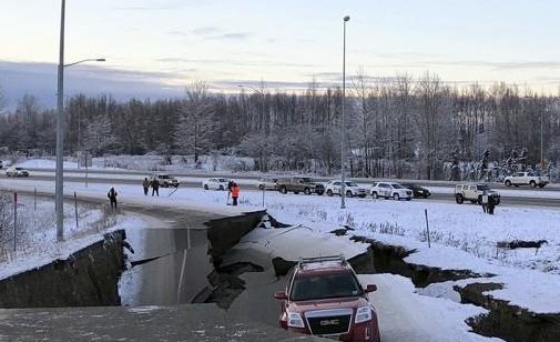 ▲알래스카 지진으로 균열된 도로에 갇힌 차량(사진제공 연합뉴스)