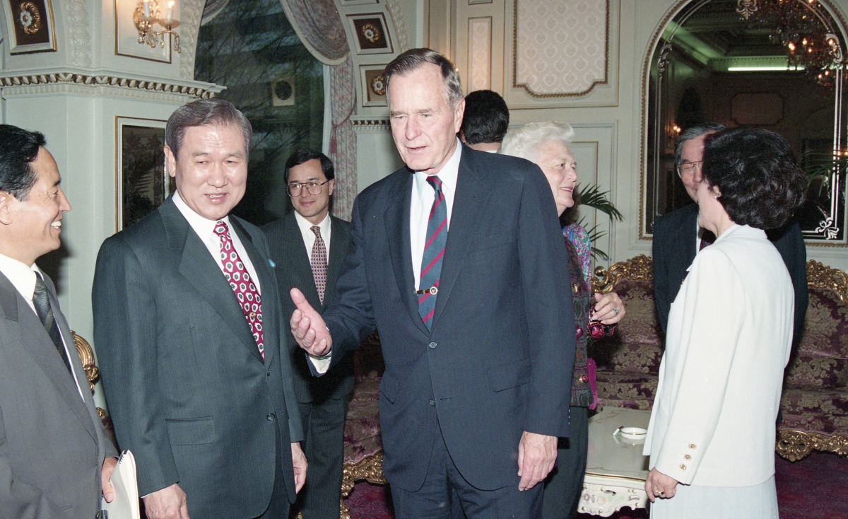 ▲노태우 전 대통령 내외가 우리나라를 방문중인 부시 전 미 대통령 내외를 롯데호텔로 초청, 만찬장으로 향하고 있다. 1994.4.16 (사진제공 연합뉴스)