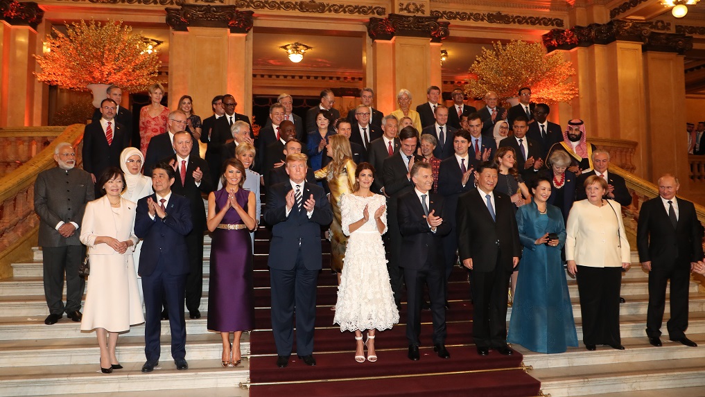 ▲문재인 대통령과 김정숙 여사가 30일 오후(현지시간) 아르헨티나 부에노스아이레스 테아트론 콜론 극장에서 2018 G20 정상회의 문화공연에 참석해 각국 정상들과 기념촬영을 하고 있다.(부에노스아이레스/연합뉴스)