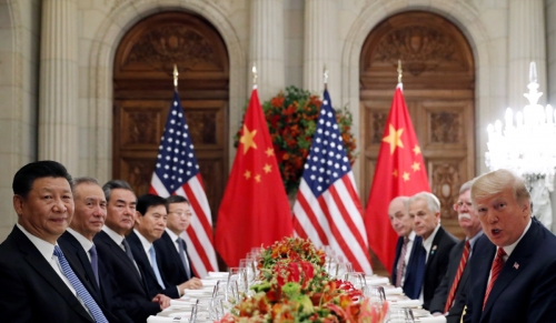 ▲도널드 트럼프(맨 앞 오른쪽) 미국 대통령과 시진핑(맨 앞 왼쪽) 중국 국가주석이 1일(현지시간) 아르헨티나 부에노스아이레스에서 주요 20개국(G20) 정상회의가 끝나고 나서 정부 주요 관계자들이 배석한 가운데 만찬을 겸한 정상회담을 하고 있다. 부에노스아이레스/로이터연합뉴스
