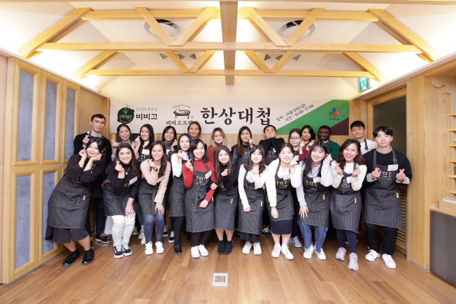 ▲CJ제일제당 비비고가 한식 및 한식문화를 널리 알리고자 국내에 거주하는 내•외국인 30명으로 구성된 비비고 글로벌 서포터즈 ‘비비고프렌즈’를 선발했다. 이들은 지난 5월 24일 발대식을 시작으로 매월 비비고 제품 체험 및 비비고 제품을 활용한 다양한 개인 및 팀별 미션을 펼치며, 우수한 홍보 활동을 한 서포터즈에게는 월별 우수 서포터즈 및 활동 종료 후 최우수 서포터즈로 선발해 포상도 지급한다. 활동을 수료한 전원에게는 수료증이 수여된다.(사진제공=CJ제일제당)