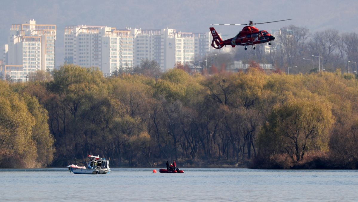 ▲1일 서울 강동구와 경기 구리시 경계인 강동대교 인근에서 산림청 소속으로 추정되는 헬리콥터가 추락해 소방당국과 경찰이 구조작업을 펼치고 있다. (뉴시스)