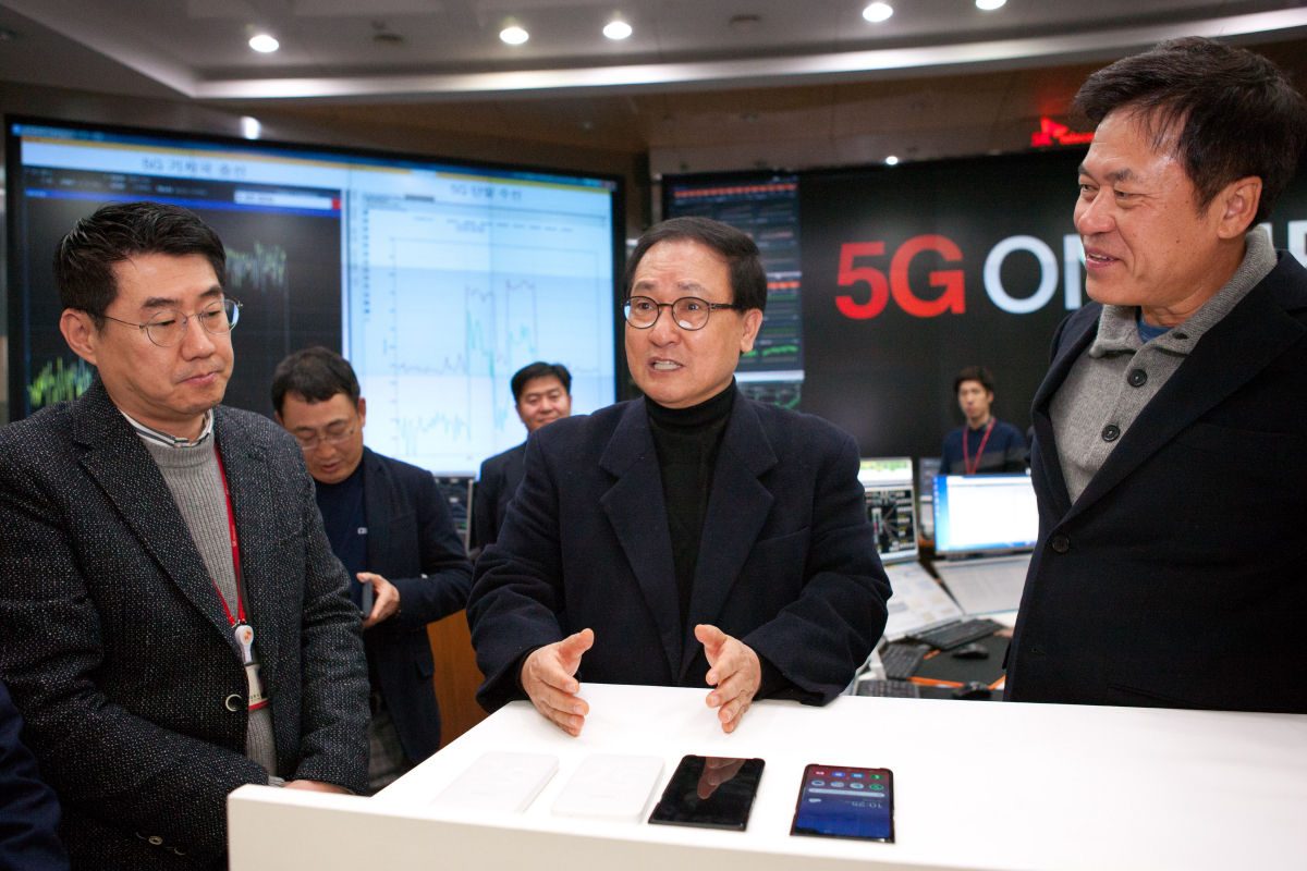 ▲유영민 과학기술정보통신부 장관이 1일 오전 경기도 성남시 분당구 SK텔레콤 분당사옥 인프라관리센터를 방문해박정호 SK텔레콤 사장 및 관계자들로부터 5G 망구축 운용현황에 대한 설명을 듣고 있다.(사진제공= 과기부)