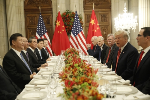 ▲
1일(현지시간) 아르헨티나 부에노스아이레스에서 시진핑(왼쪽) 중국 국가주석과 도널드 트럼프(오른쪽에서 두번째) 미국 대통령 그리고 양국 참모진이 마주 앉아 정상회담을 하고 있다. 부에노스아이레스/AP연합뉴스
