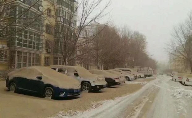 ▲중국 신장위구르자치구의 우루무치에 1일(현지시간) 황사와 눈이 뒤섞인 ‘황사눈’이 내려 주택가가 흙빛으로 변했다. 우루무치/중국천기망 캡처·연합뉴스
