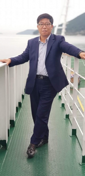▲한상하(49) 재기중소기업원장이 경남 통영 죽도로 가는 배에서 포즈를 취하고 있다. (사진제공=한상하 원장)