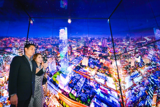 ▲태국 최고층 건물인 마하나콘 타워의 전망대 전용 엘리베이터 탑승객들이 내부 4면을 둘러싼 LG OLED 사이니지를 통해 방콕의 모습을 감상하고 있다. (사진제공=LG전자)