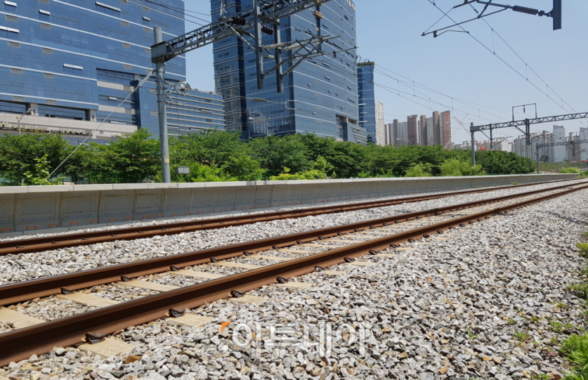 ▲경의중앙선에 시범 설치된 레일 근접형 저상 방음장치.(한국철도기술연구원)