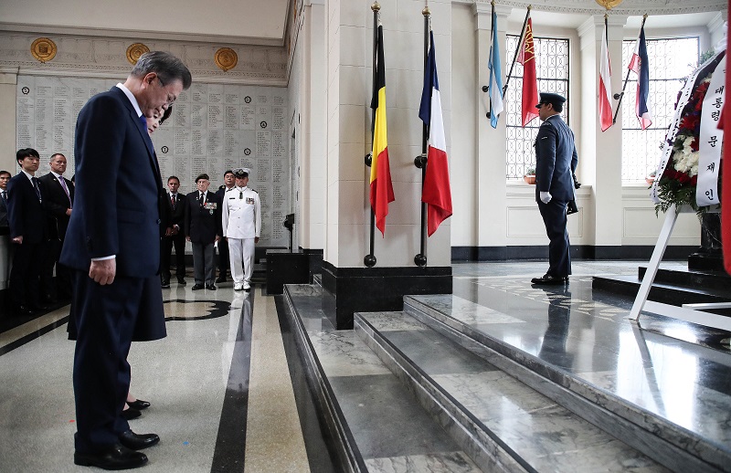 ▲뉴질랜드를 국빈 방문 중인 문재인 대통령과 부인 김정숙 여사가 3일 오전(현지시간) 오클랜드 전쟁기념박물관 내 1차대전 기념홀에서 무명용사탑에 헌화한 뒤 묵념하고 있다.(오클랜드/연합뉴스)