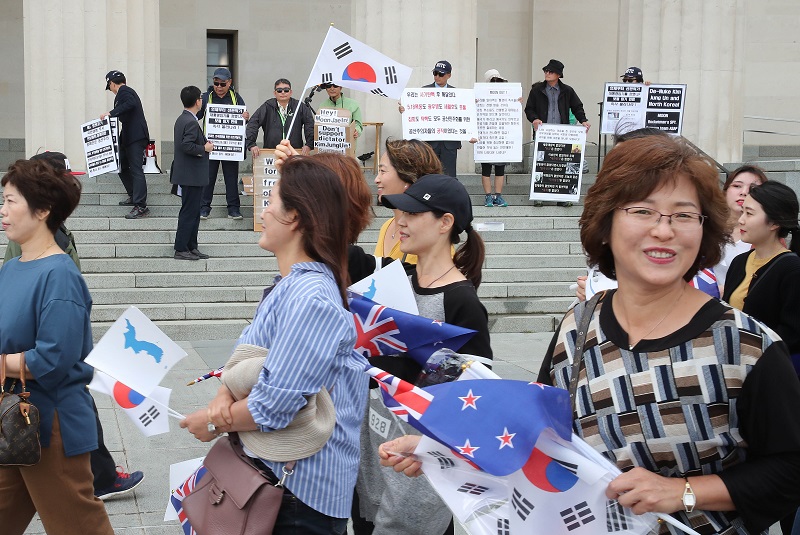 ▲3일 오전(현지시간) 뉴질랜드 오클랜드 전쟁기념박물관 입구에서 문재인 대통령의 국빈방문을 환영하는 교민들과 반대 시위대들이 엇갈리고 있다.(오클랜드/연합뉴스)