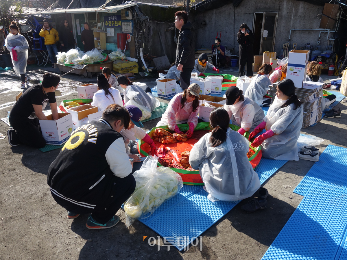 ▲BJ들과 시청자들이 1일 화훼마을에 집결했다. 이날 이들이 준비한 800kg의 김치와 3300장의 연탄은 이곳의 75가구에 골고루 나눠졌다. (이재영 기자 ljy0403@)