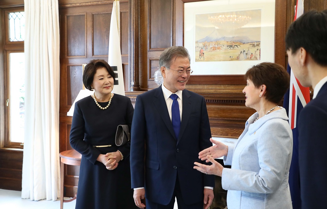 ▲뉴질랜드를 국빈 방문한 문재인 대통령과 부인 김정숙 여사가 3일 오후 (현지시간) 뉴질랜드 오클랜드 총독 관저에서 열린 환영 오찬에 참석하기에 앞서 팻시 레디 뉴질랜드 총독과 얘기를 나누고 있다.(오클랜드/연합뉴스)