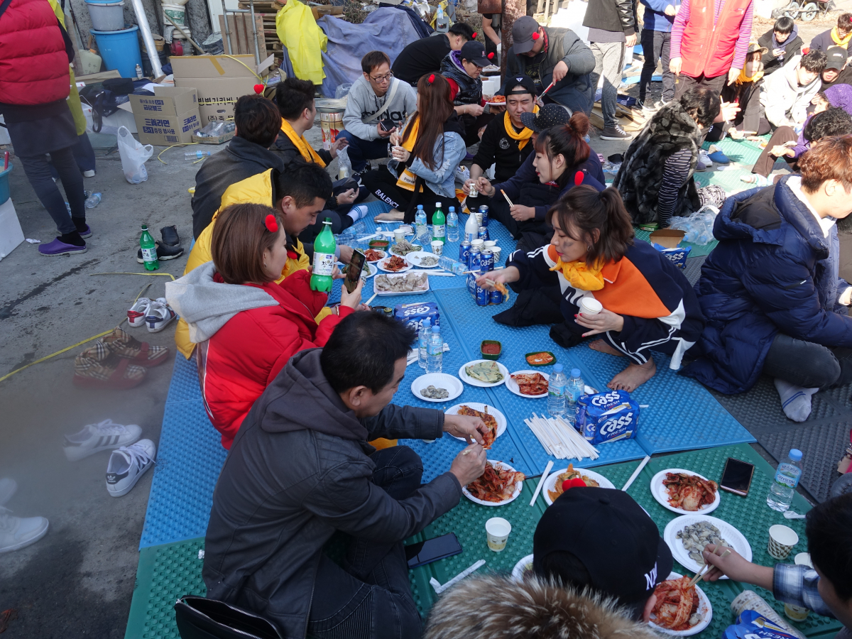 ▲연탄 배달과 김장 나눔행사를 마친 봉사자들은 한 데 모여 주린 배를 채웠다. 직접 담근 김치에 현장에서 푹 삶은 수육, 굴, 부침개 등 푸짐한 먹거리가 차려졌다. (이재영 기자 ljy0403@)