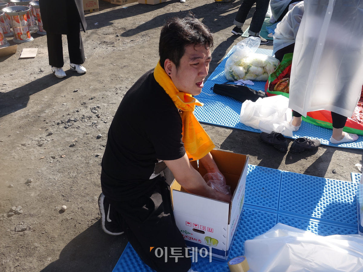 ▲BJ 비니는 기자와 함께 김치를 포장하고 옮기는 작업을 끝까지 함께 했다. 몰려드는 박스 요청에 열일하고 있는 BJ 비니의 모습. (이재영 기자 ljy0403@)
