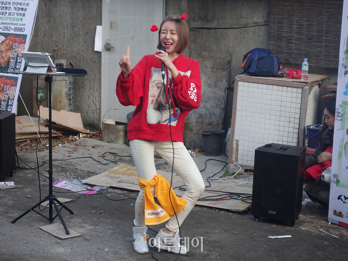 ▲걸그룹 LPG 출신의 BJ 유미는 이날 즉석 길바닥 공연을 벌였다. 역시 프로는 프로다. 주민들의 환호도 가장 컷다. (이재영 기자 ljy0403@)