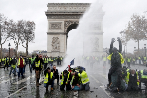 ▲1일(현지시간) 프랑스의 ‘노란조끼’ 시위대가 파리 개선문 앞에서 집회를 열고 있다. 로이터연합뉴스
